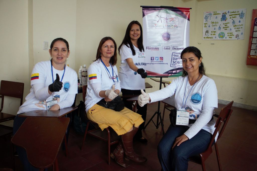 Equipo de voluntarios encargados de la zona bienestar con el spa de manos.